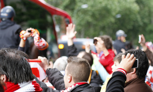 Temporada 12/13. Final Copa del Rey 2012-13. Real Madrid - Atlético de Madrid. La afición vitorea al equipo a la llegada del autobús al estadio Santiago Bernabeu